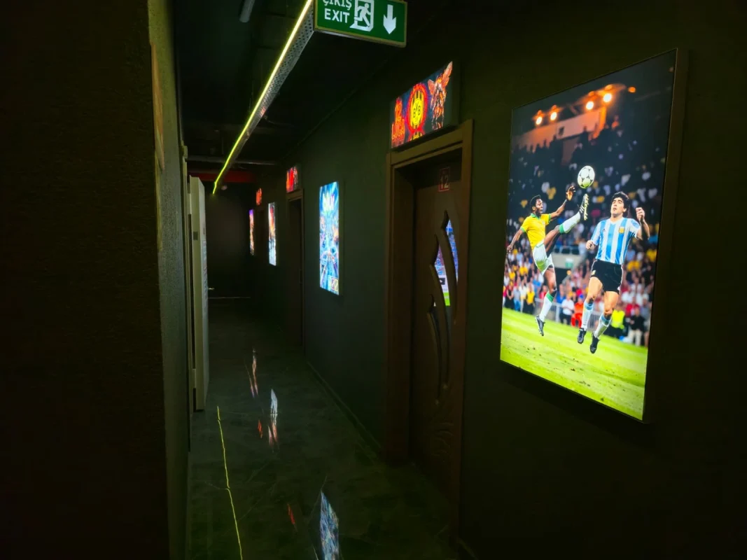 VIP PlayStation Cafe İstanbul loca kapıları koridoru