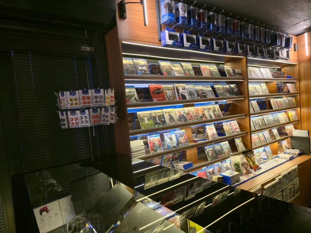 Küçükçekmece PlayStation Cafe PS5, PS4 ve PS3 oyun arşivi rafları