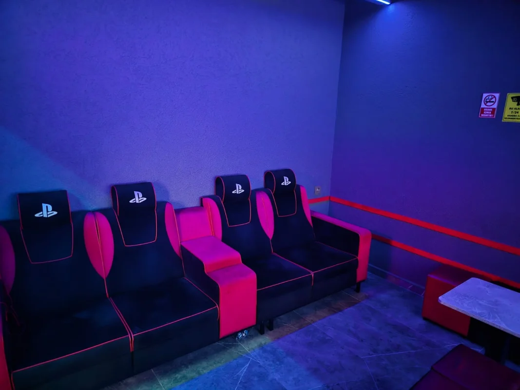 Halkalı VIP PlayStation Cafe özel PlayStation temalı VIP koltuklar