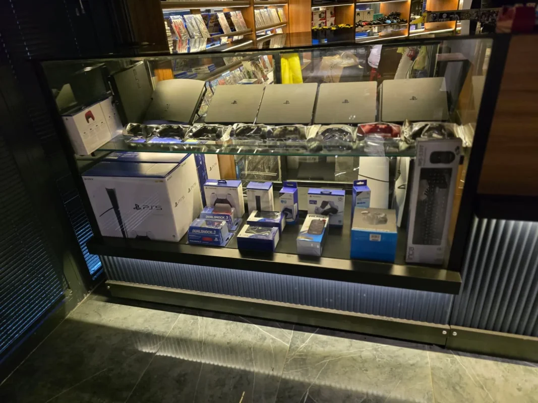 Halkent Gaming PS5 ve PS3 konsol vitrini İstanbul