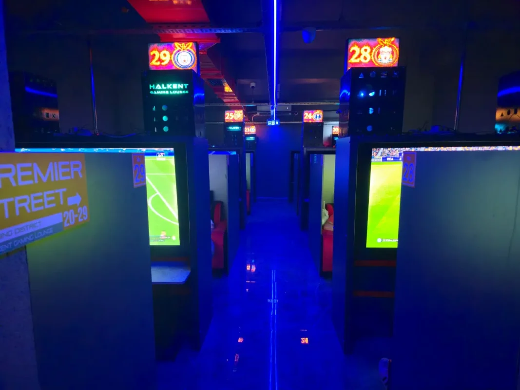 İstanbul Halkalı VIP PlayStation Cafe Halkent Gaming Lounge girişi