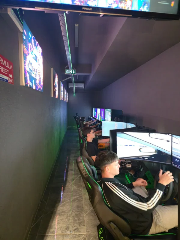 Halkent Gaming yarış simülatörü arenası çoklu ekran