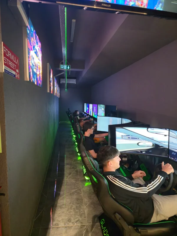İstanbul VIP PlayStation Cafe yarış simülatörü alanı
