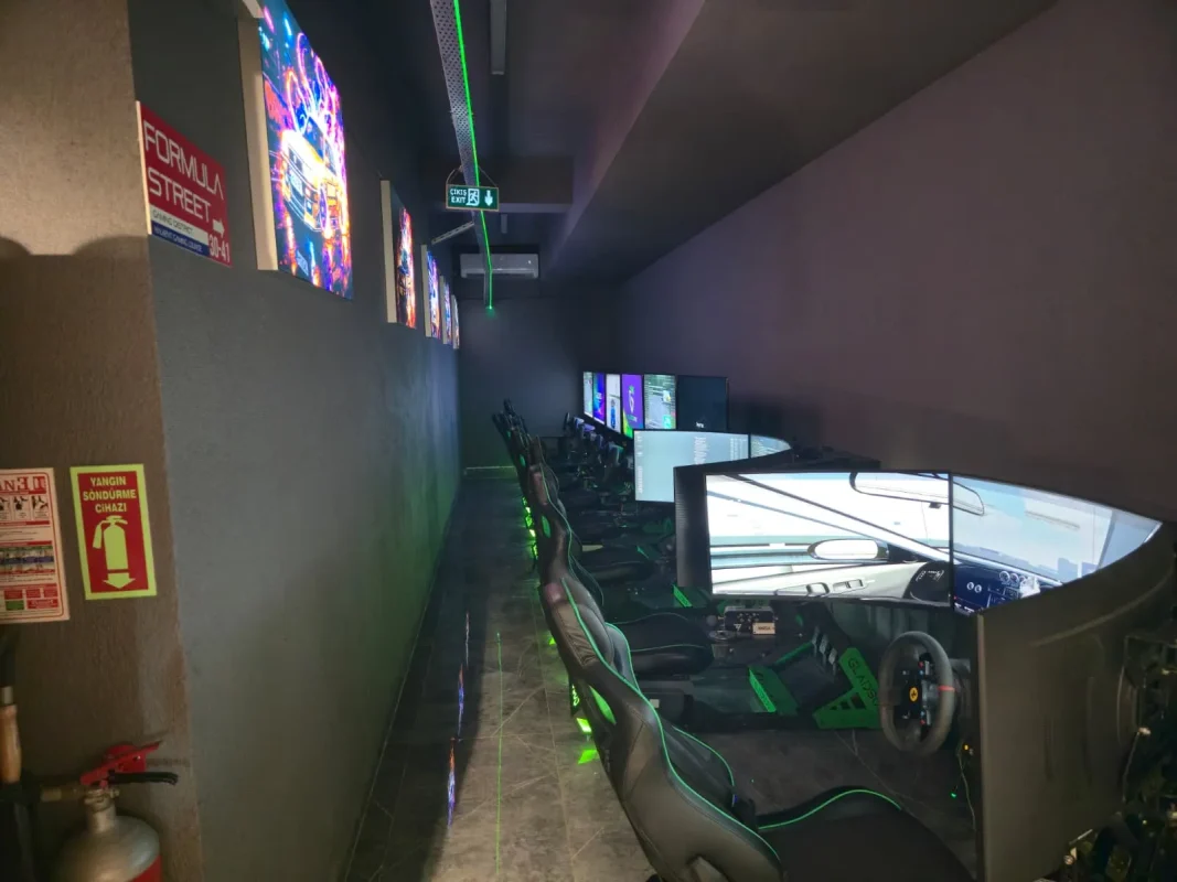 VIP PlayStation Cafe yarış simülatörü sıralı koltuklar Halkalı
