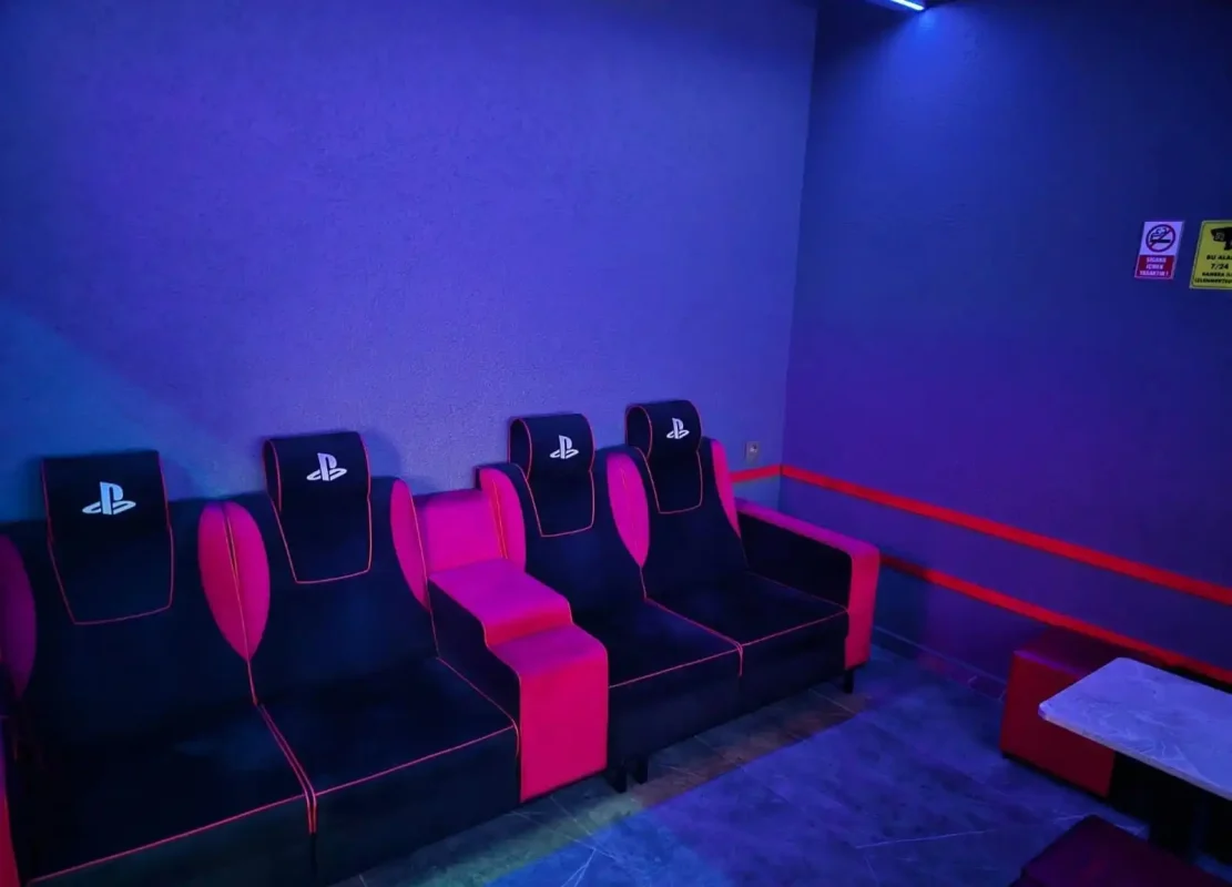 Halkalı VIP PlayStation Cafe özel PlayStation temalı VIP koltuklar